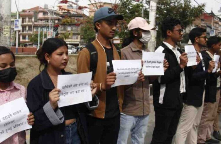 पेट्रोलियम पदार्थको मूल्यवृद्धिको विरोधमा प्रदर्शन