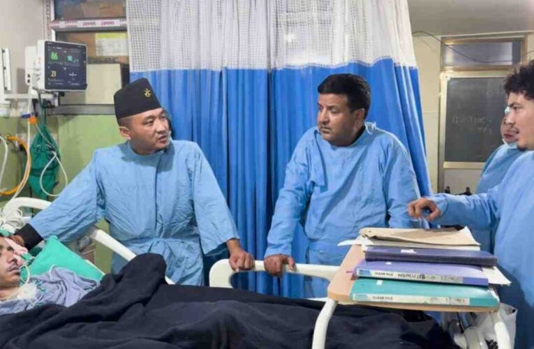 जेनजी आन्दोलनका घाइते भेट्न केएमसी पुगे गृहमन्त्री