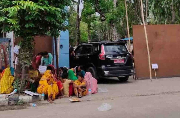 प्रधानमन्त्रीको राजीनामा माग्दै मधेश भवनको गेटमा धर्ना बसे सुकुम्वासी