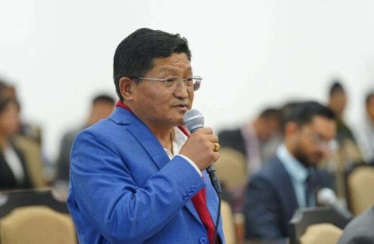 अख्तियारका पदाधिकारीलाई प्रधानमन्त्री कार्यालयमा थुनिएको भन्दै छानबिनको माग