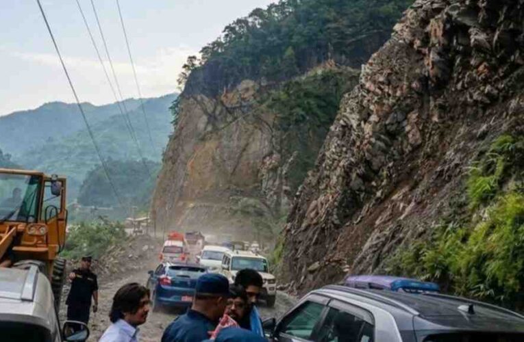 तुइनखोलाको पहिरो पन्छाएपछि खुल्यो मुग्लिन–नारायणगढ सडक