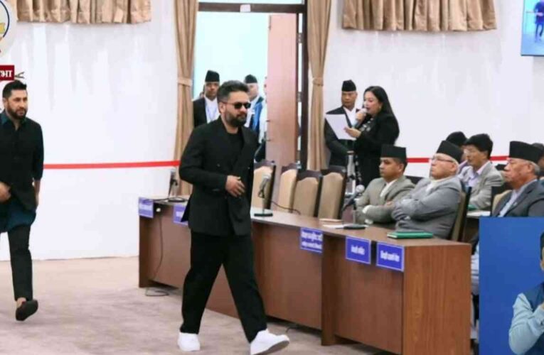 सरकारको चर्को आलोचना हुन थालेपछि रवि र प्रधानमन्त्री बालेन सँगै संसद बैठकमा पुगे