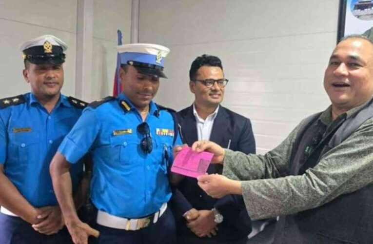 हेलमेटबिना मोटरसाइकल चलाएका मुख्यमन्त्रीको घरमै पुगेर प्रहरीले काट्यो चीट