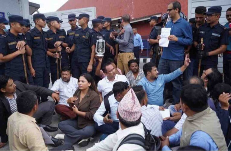 पत्रकार किशोर श्रेष्ठ रिहाइको माग गर्दै लालटिन बोकेर पत्रकारहरुको प्रदर्शन