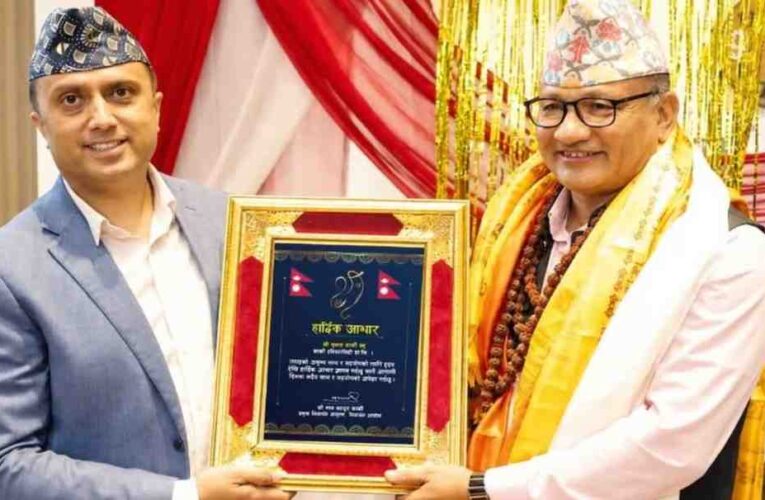 प्रमुख निर्वाचन आयुक्त कार्कीको हातबाट युवा व्यवसायी सुवास कार्की सम्मानित